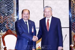 El secretario general del Partido Comunista de Vietnam, To Lam, (derecha) y el presidente del Frente laosiano para la Construcción Nacional, Kikeo Khaykhamphithoune. (Foto: VNA)
