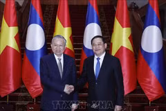 El secretario general del Partido Comunista de Vietnam (PCV), To Lam, (izquierda) se reúne con el primer ministro de Laos, Sonexay Siphandone. (Foto: VNA)