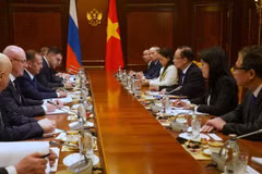El enviado especial del secretario general del Partido Comunista de Vietnam (PCV), To Lam, miembro del Buró Político y ministro de Relaciones Exteriores, Le Hoai Trung, en encuentro con el presidente del partido Rusia Unida, Dmitry Medvedev 