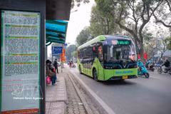Hanoi suma 53 autobuses eléctricos y refuerza su plan de transporte urbano sostenible (Foto: VNA)