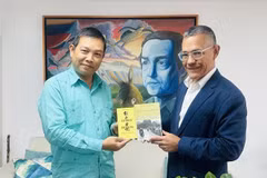 El embajador de Vietnam en Venezuela, Vu Trung My, entrega al ministro venezolano de Cultura, Ernesto Villegas, de obras representativas del Presidente Ho Chi Minh. (Foto: VNA)