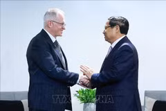 El primer ministro de Vietnam, Pham Minh Chinh, y Neil Pollock, vicepresidente de la Cámara de Comercio e Industria de Sudáfrica. (Foto: VNA)