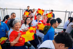 Tran Ngoc Thao Sophie (con gafas), responsable general de la Escuela de Vietnam Mang Non de la Unión General de Vietnamitas en Francia (UGVF) y miembro de su Comité Permanente. (Foto: VNA)