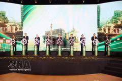 El viceprimer ministro Le Tien Chau y otros delegados en la ceremonia. (Foto: VNA)