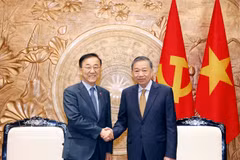 El secretario general del Partido Comunista y presidente de Vietnam, To Lam, recibe al ministro de Tierra, Infraestructura y Transporte de Corea del Sur, Kim Yun Duk. (Foto: VNA)