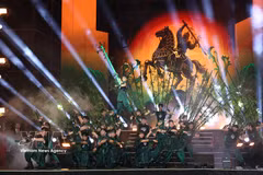 Las presentaciones incluyeron danzas, acrobacias y escenificaciones teatrales que evocaron la figura legendaria de Thanh Giong, la flor de loto y la imagen de una Ciudad Ho Chi Minh dinámica y hospitalaria. (Foto: VNA)