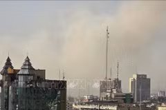 Humo se eleva desde una zona residencial tras una gran explosión en la capital, Teherán, Irán, el 28 de febrero de 2026. Foto: Anadolu Agency/VNA