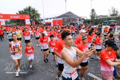 Casi 8.000 corredores participan en el AirAsia RedRun Da Nang 2026 (Foto: VNA)