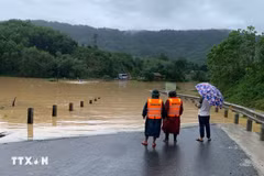 La provincia centrovietnamita de Quang Tri moviliza equipos para desbloquear carreteras tras inundaciones. (Foto: VNA)