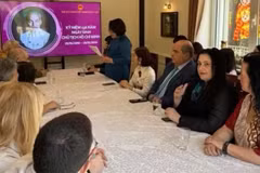 La embajadora vietnamita en Grecia, Pham Thi Thu Hương, habla en el evento. (Foto: VNA)