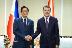 El primer ministro de Vietnam, Le Minh Hung, (derecha) y el presidente de Filipinas, Ferdinand Marcos Jr. (Foto: VNA)