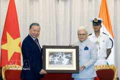 El secretario general del Paryido Comunista y presidente de Vietnam, To Lam, y el gobernador del estado de Maharashtra, Jishnu Dev Varma. (Foto: VNA)