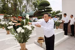 El miembro del Buró Político y permanente del Secretariado del PCV, Tran Cam Tu, rinde homenaje a héroes nacionales (Foto: VNA)