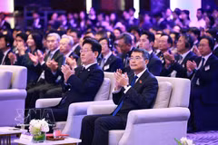 Premier vietnamita y presidente de Corea del Sur asiaten al Foro Económico entre ambos países (Foto: VNA)