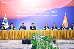 El primer ministro de Vietnam, Le Minh Hung, y el presidente Corea del Sur, Lee Jae Myung, copresiden una mesa redonda sobre cooperación económica. (Foto: VNA)