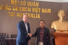El embajador de Vietnam en Australia, Pham Hung Tam, y Simon White, presidente del Consejo Empresarial Australia-Vietnam en Queensland. (Foto: VNA)