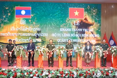 El jefe del Estado Mayor General del Ejército Popular de Vietnam y viceministro de Defensa, general Nguyen Tan Cuong, y su homólogo laosiano, coronel general Saichay Kommasith, en la ceremonia de inauguración y entrega de la nueva sede del Comando de las Fuerzas de Defensa Fronteriza de Laos. (Foto: VNA)