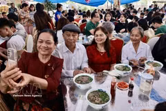 Ancianos vietnamitas en un festival de oficio tradicional. (Foto: VNA)