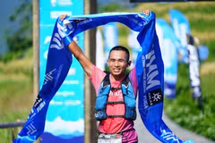 En la prueba reina de 100 km masculina, Ngo Van Chinh, del Club de Corredores Étnicos de Sa Pa, se llevó la victoria con un tiempo récord de 13:00:10. (Foto: VNA)