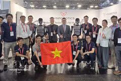 El embajador de Vietnam en Austria, Vu Le Thai Hoang, visita el área de exhibición de las empresas vietnamitas para reunirse y alentar a los equipos técnicos. (Foto: VNA)