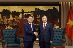 El viceprimer ministro permanente de Vietnam, Pham Gia Tuc, (derecha) y el ministro de Agricultura y Medio Ambiente de Laos, Linkham Douangsavanh. (Foto: VGP)