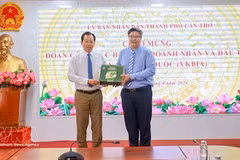 El vicepresidente del Comité Popular municipal, Vuong Quoc Nam, y el presidente de la Asociación de Empresarios e Inversión Vietnam–Corea (VKBIA). (Foto: VNA)