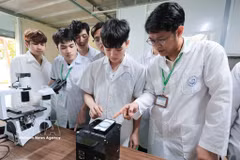 Docente de la Academia de Agricultura de Vietnam orienta a los estudiantes en el manejo de equipos modernos integrados con IA e IoT para actividades de investigación. (Foto: VNA)