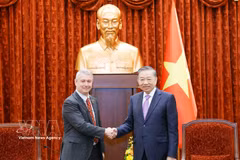 El secretario general del Partido Comunista y presidente de Vietnam, To Lam, recibe al embajador de Bélgica, Karl Van den Bossche. (Foto: VNA)