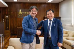El embajador de Vietnam en Brasil, Bui Van Nghi, y el vicerector de la Universidad Federal de Rio Grande do Sul (UFRGS), Pedro de Almeida Costa. (Foto: Embajada de Vietnam en Brasil)
