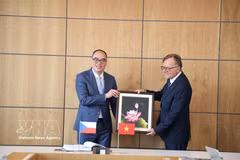 El viceauditor general de Vietnam, Bui Quoc Dung, y el presidente de la SAO checa, Miloslav Kala. (Foto: VNA)