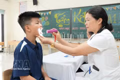 Exámenes médicos gratuitos para niños en Hanoi antes del nuevo año escolar (Foto: VNA)