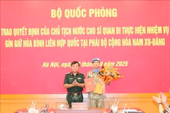 El miembro del Comité Central del Partido Comunista de Vietnam y viceministro de Defensa, teniente general Hoang Xuan Chien, entrega la decisión del Presidente de la República al oficial designado a una misión de mantenimiento de la paz de la Organización de las Naciones Unidas. (Foto: VNA)