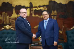 El primer ministro de Vietnam, Pham Minh Chinh, y el presidente del Comité Estatal de Examen Forense de Belarús, Volkov Alexei Aleksandrovich. (Foto: VNA)