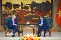 El primer ministro de Vietnam, Pham Minh Chinh, recibe al profesor Alec Cameron, rector y vicepresidente del Consejo de la Universidad RMIT de Melbourne, Australia. (Foto: VNA)