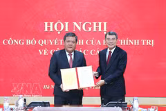 El miembro del Buró Político, secretario del Comité Central del Partido Comunista de Vietnam y jefe de su Comisión de Organización, Le Minh Hung, entrega decisión oficial del Buró Político que ratifica a Tran Phong como nuevo secretario del Comité partidista en la provincia central de Khanh Hoa para el mandato 2025-2030. (Foto: VNA)