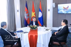 Primeros ministros de Vietnam, Laos y Camboya sostienen desayuno de trabajo. (Foto: VNA)