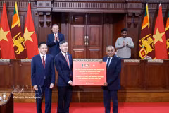 Entrega de obsequios del Partido, el Estado y el pueblo de Vietnam al Gobierno y al pueblo de Sri Lanka. (Foto: VNA)