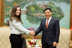 El viceprimer ministro Nguyen Van Thang y la vicepresidenta de AWS, Quint Simon. (Foto: VGP)