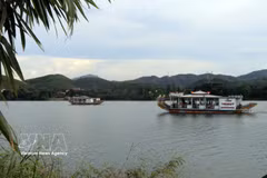 Hue revitaliza sus canales imperiales con un nuevo sistema de transporte turístico ecológico (Foto: VNA)