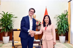 La viceministra de Relaciones Exteriores Le Thi Thu Hang y John Fraher, director ejecutivo de Bloomberg para Asia-Pacífico. (Foto: VNA)