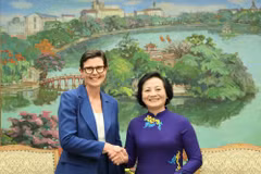 La viceprimera ministra de Vietnam Pham Thi Thanh Tra recibe a la representante de la OMS en Vietnam, Angela Pratt. (Foto: baochinhphu.vn)