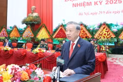 El secretario general del Partido Comunista de Vietnam, To Lam, insta al Ejército Popular a fortalecer la unidad, la voluntad, el talento y la fuerza para cumplir con sus misiones en la nueva era. (Foto: VNA)