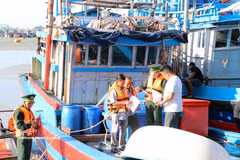 Las fuerzas de control fronterizo y gestión de puerto pesquero de Ca Na (provincia de Ninh Thuan) inspeccionan los documentos de las embarcaciones de los pescadores. (Foto: VNA)