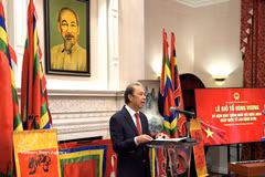 El embajador de Vietnam en EE.UU., Nguyen Quoc Dung, habla en el programa “Hacia las raíces". (Foto: VNA)