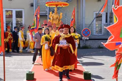 A través de procesiones, ofrendas de banh chung y cantos tradicionales, la diáspora vietnamita reafirma su identidad cultura. (Foto: VNA)
