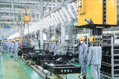Trabajadores ensamblando automóviles en el Complejo de Producción y Ensamblaje de Automóviles THACO. (Foto: VNA)