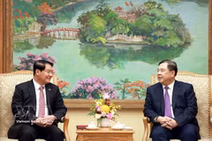 El viceprimer ministro permanente vietnamita, Pham Gia Tuc, y Athsaphangthong Siphandone, secretario del Comité municipal del Partido Popular Revolucionario de Laos y presidente del Consejo Popular de la capital laosiana. (Foto: VNA)