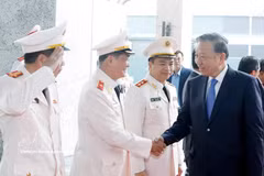 El secretario general del Partido Comunista de Vietnam, To Lam, visita la Agencia de Seguridad de Investigación (A09) del Ministerio de Seguridad Pública (Foto: VNA)
