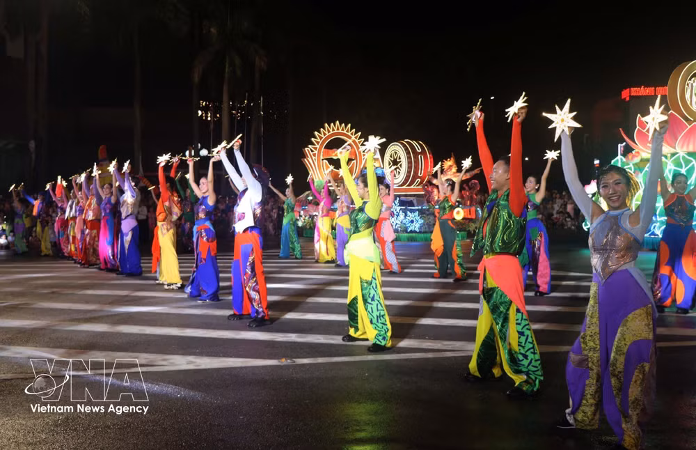 vnanet-potal-nghe-an-hang-nghin-nguoi-dan-hoa-minh-vao-le-hoi-carnival-ruc-ro-sac-mau-8964035.jpg