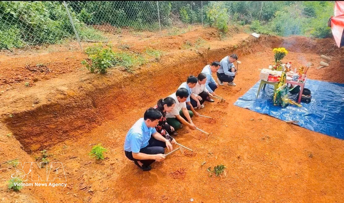Descubren antiguos artefactos en una tumba de ladrillo en provincia de Nghe An